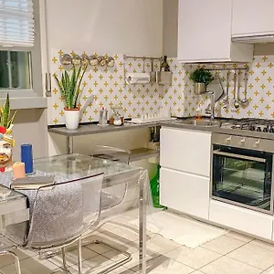 https://a-casa-di-gin-milano.italymilanhotels.net